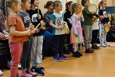 dzieci z instrumentami